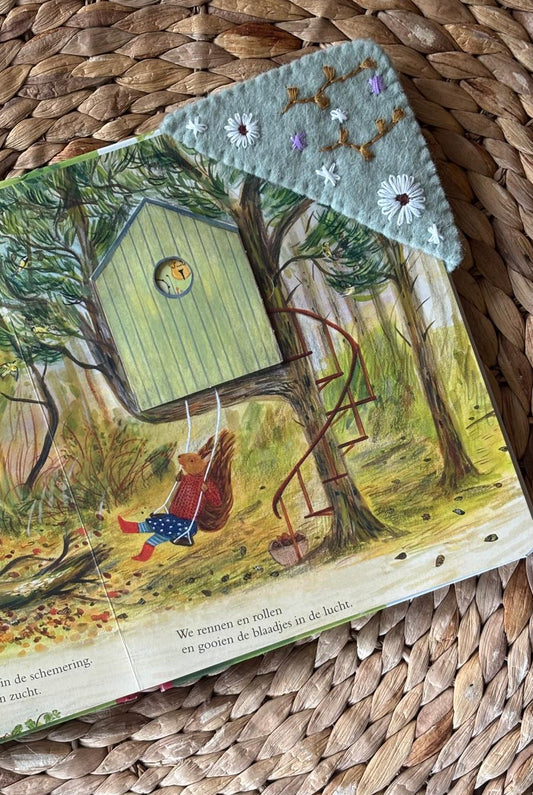 Boekje van Muis met Gamcha boekenlegger van wolvilt