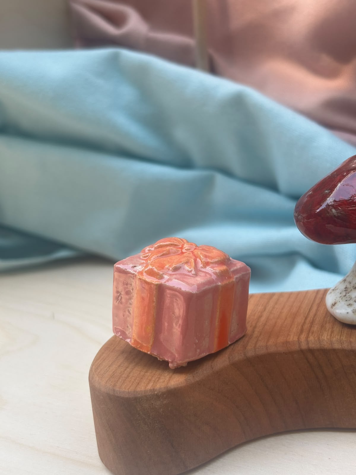 Keramieken steker Kadootje roze/oranje | Lekker Sofisch