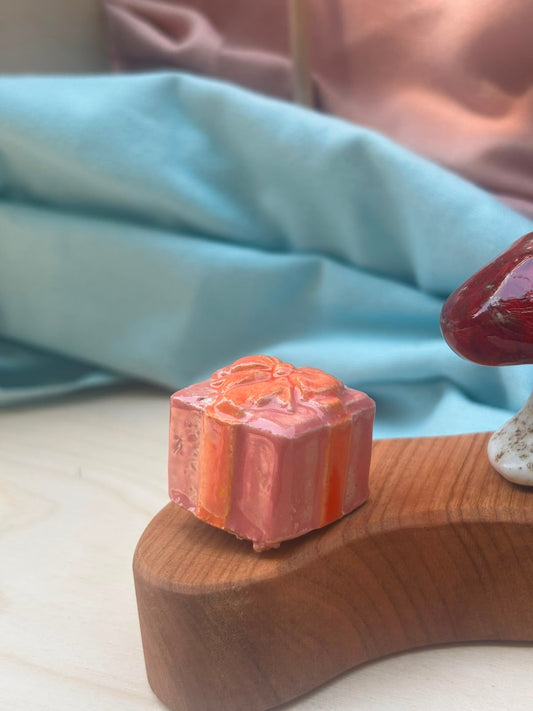 Keramieken steker Kadootje roze/oranje | Lekker Sofisch