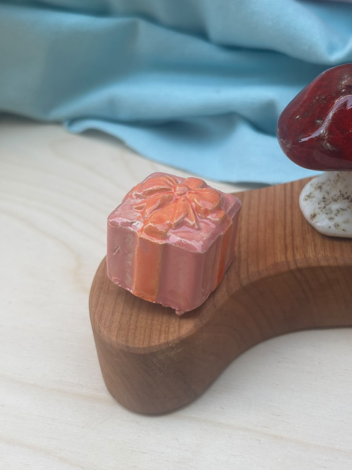 Keramieken steker Kadootje roze/oranje | Lekker Sofisch