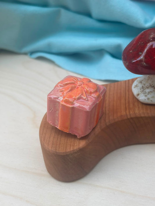 Keramieken steker Kadootje roze/oranje | Lekker Sofisch