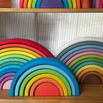Houten regenbogen van Ocamora en Avdar