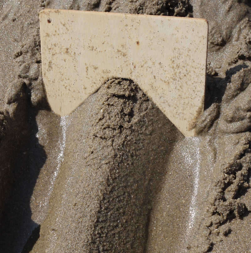 Zandkam op het strand