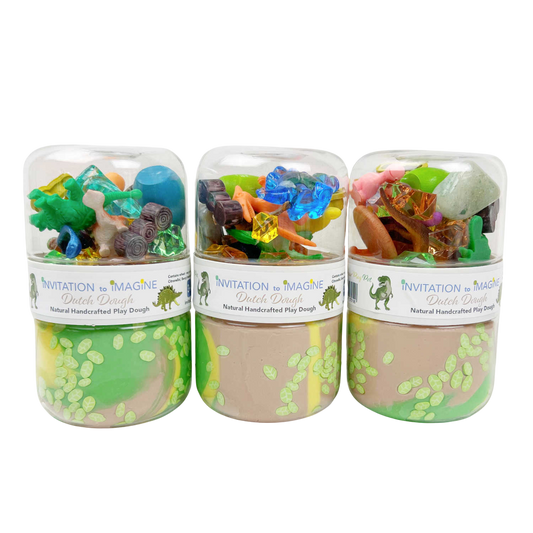 Dinosaur Play Pot van Invitation to Imagine, drie potten Dutch Dough met dinofiguurtjes
