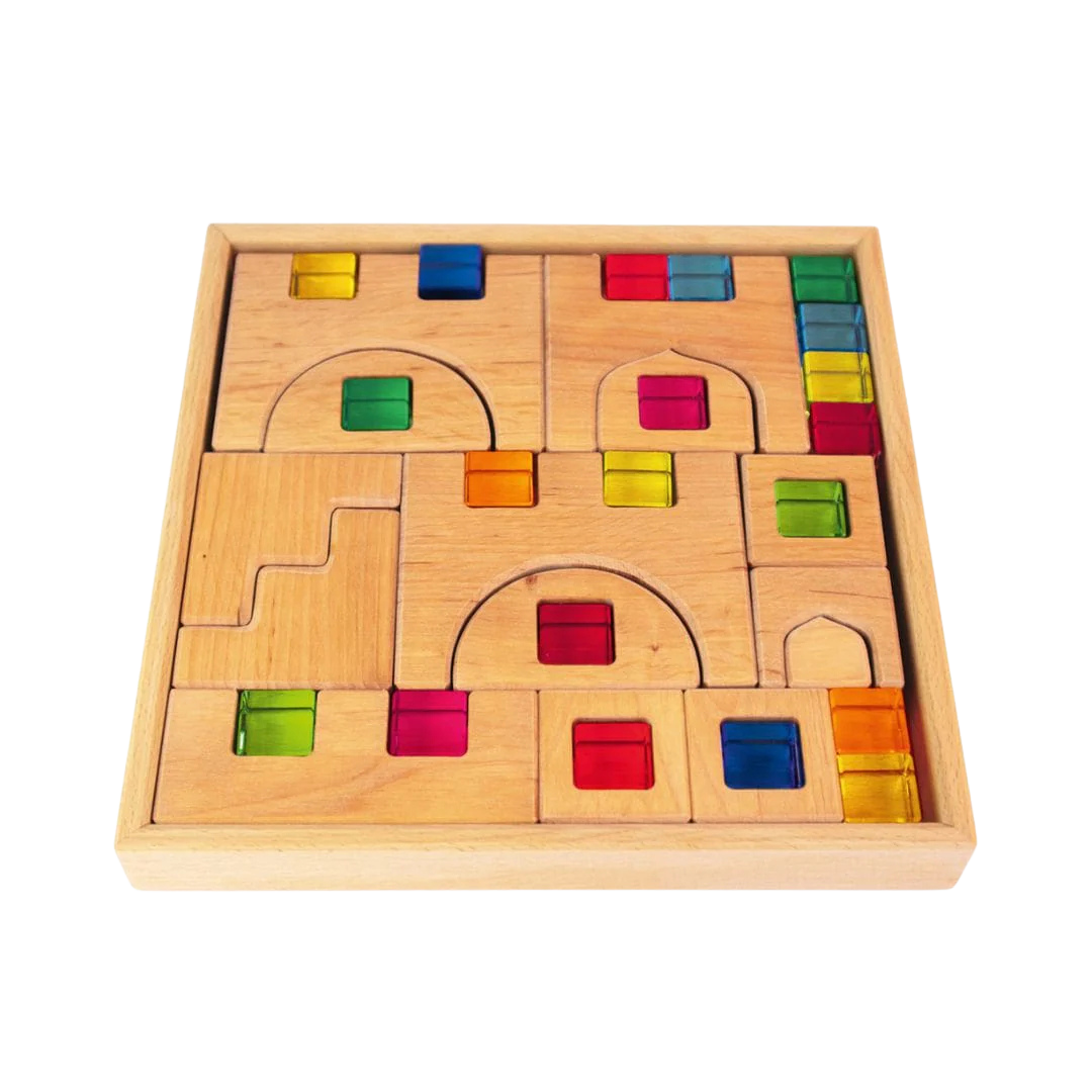 Houten lichtbouwkasteel van Bauspiel met natuurlijke kasteeldelen en twintig gekleurde transparante kubussen