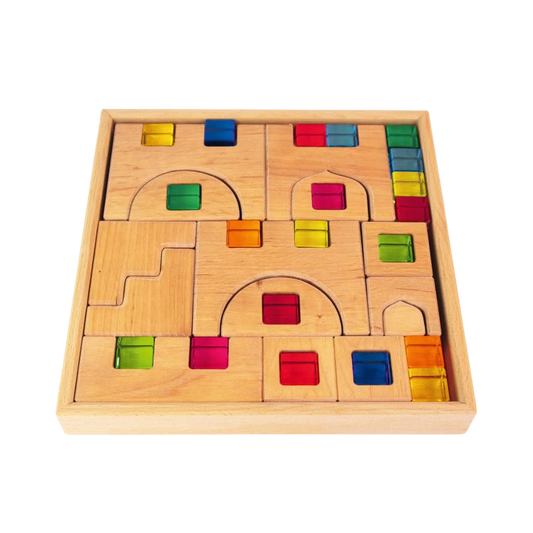 Houten lichtbouwkasteel van Bauspiel met natuurlijke kasteeldelen en twintig gekleurde transparante kubussen