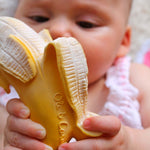 Ana Banana, natuurrubber bijtspeelgoed | Oli&Carol in kinderhanden