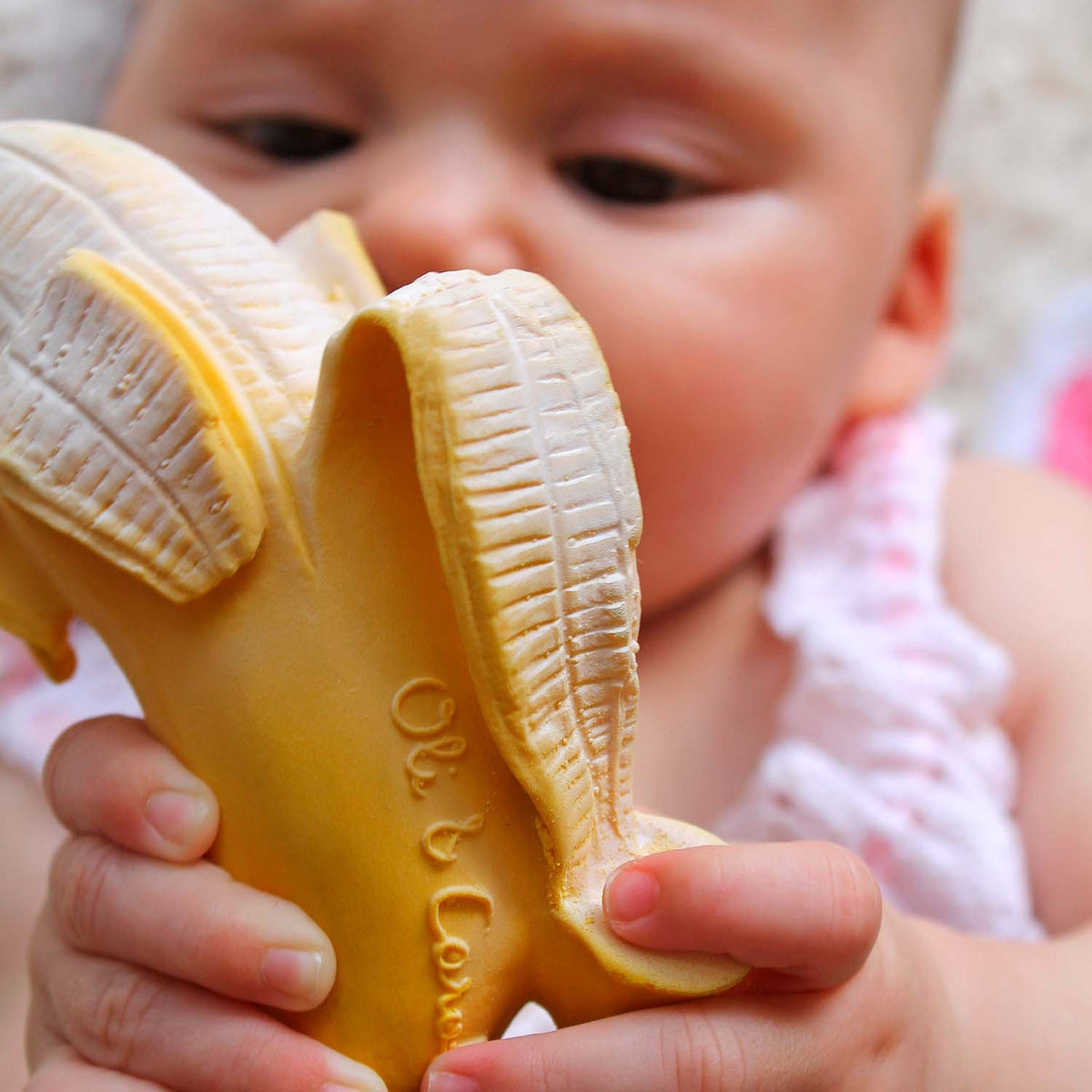 Ana Banana, natuurrubber bijtspeelgoed | Oli&Carol in kinderhanden