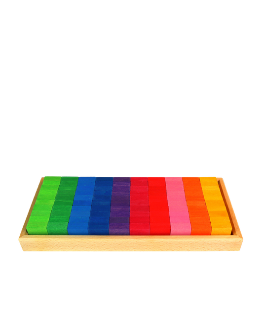 Honderd vierkante houten mozaïekstenen van Bauspiel in tien kleuren en een houten frame