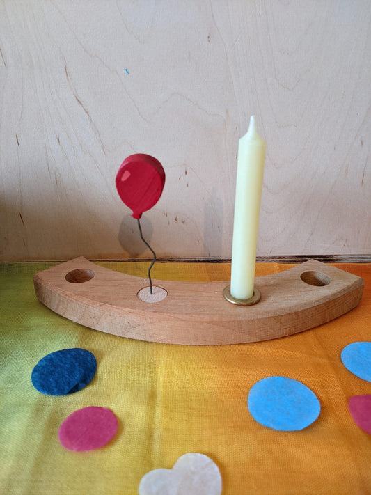 Vossebos steker ballon, rood, in de verjaardagsring naast een kaarsje