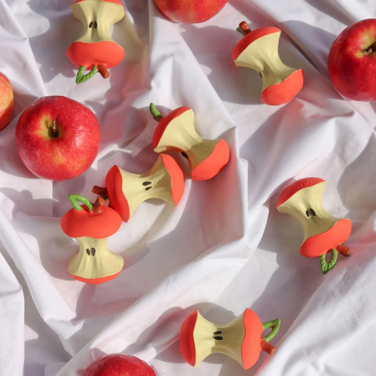 Oli&Carol bijtring Pepa the Apple, vorm van een aangevreten appelklokhuis meerdere