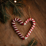 Gamcha vilten kerstornament, zuurstokjes in donkerrood met wit