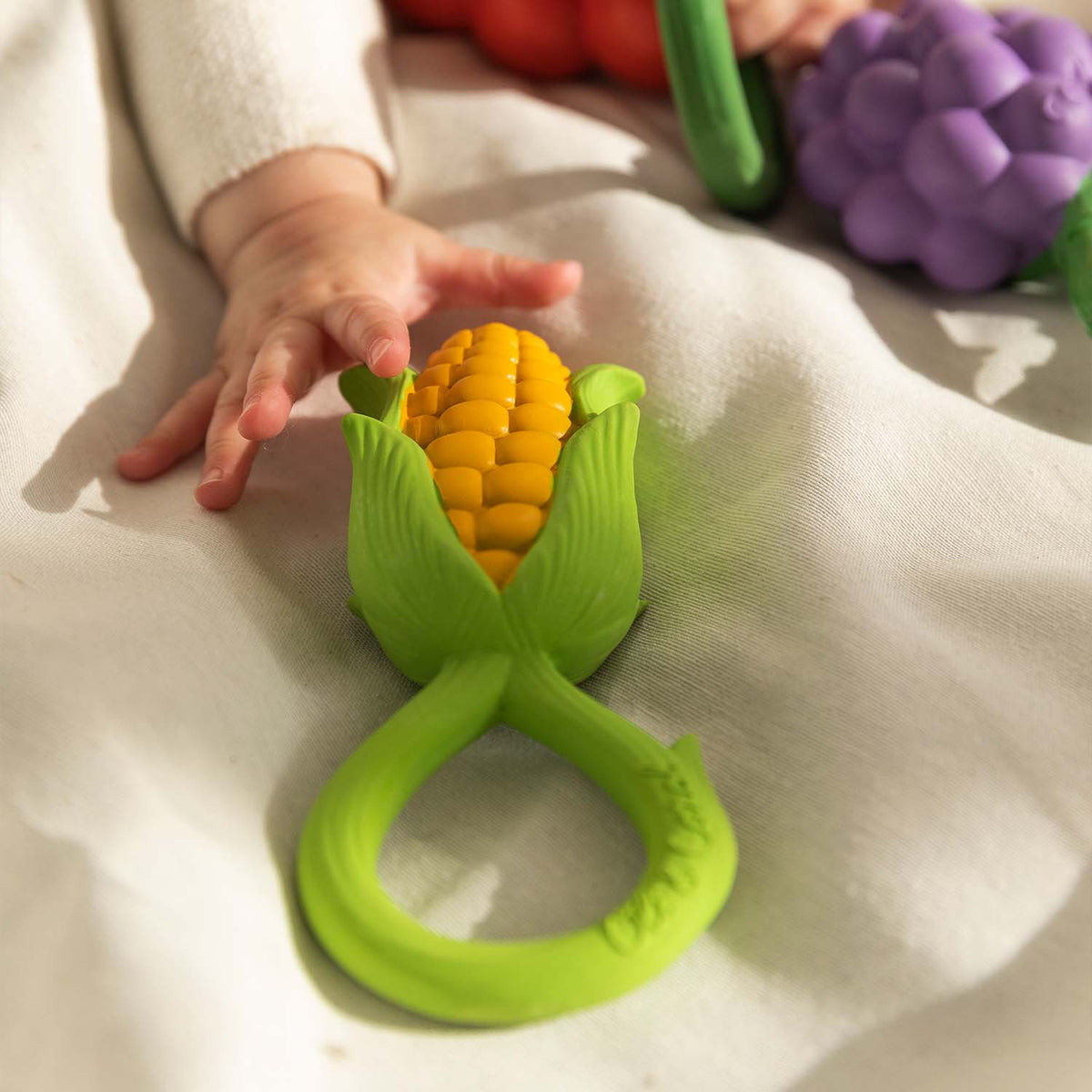 Oli&Carol rammelaar Corn, ringvorm met maiskolf en babyhandje