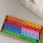 Honderd kleine houten regenboogdriehoeken van Bauspiel met ingelegde fonkelstenen