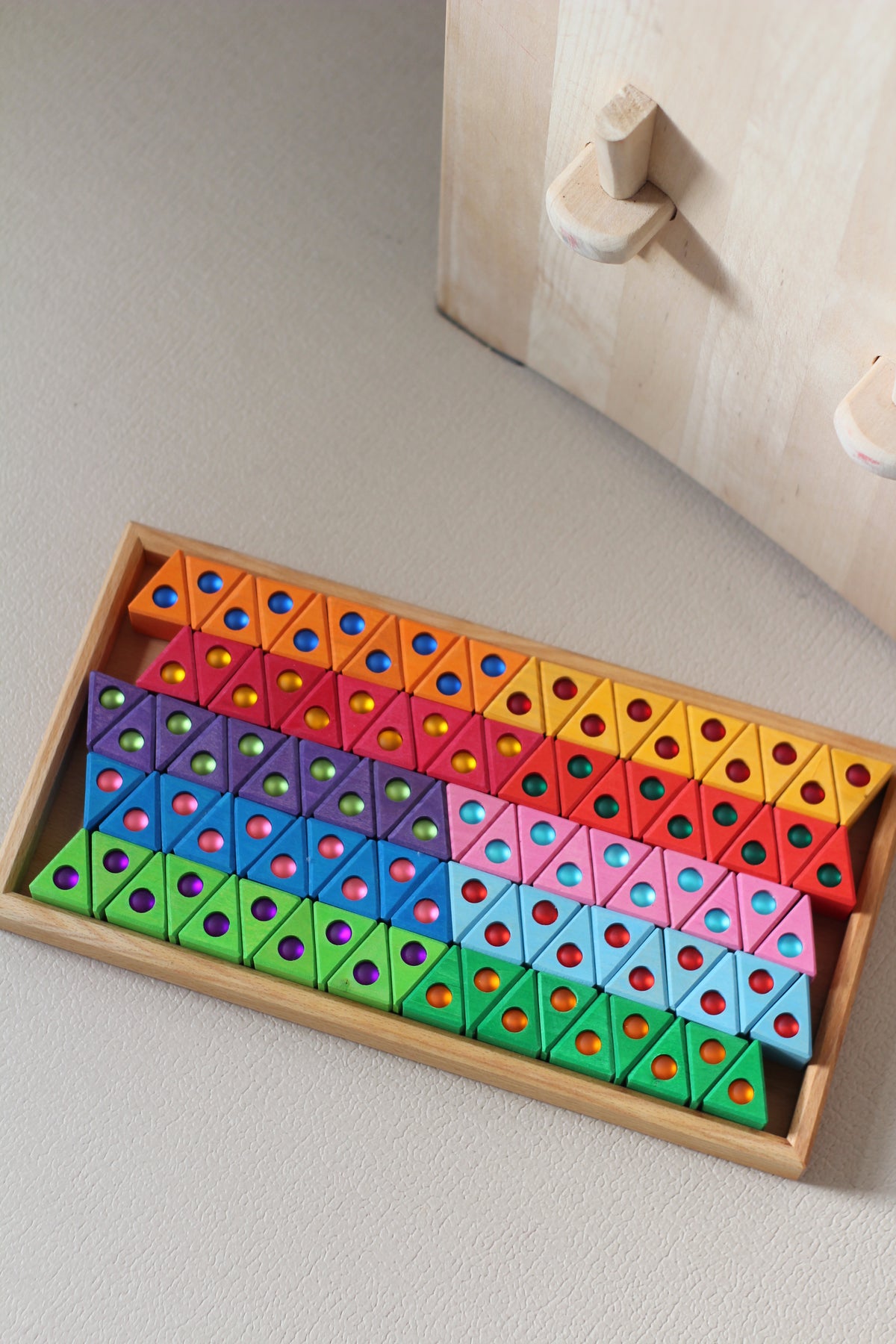 Honderd kleine houten regenboogdriehoeken van Bauspiel met ingelegde fonkelstenen