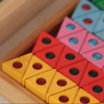 Honderd kleine houten regenboogdriehoeken van Bauspiel met ingelegde fonkelstenen in kast