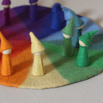 Ronde vilten kleurencirkel van Bauspiel met twaalf kleurvlakken en een diameter van 50 cm met gekleurde poppetjes