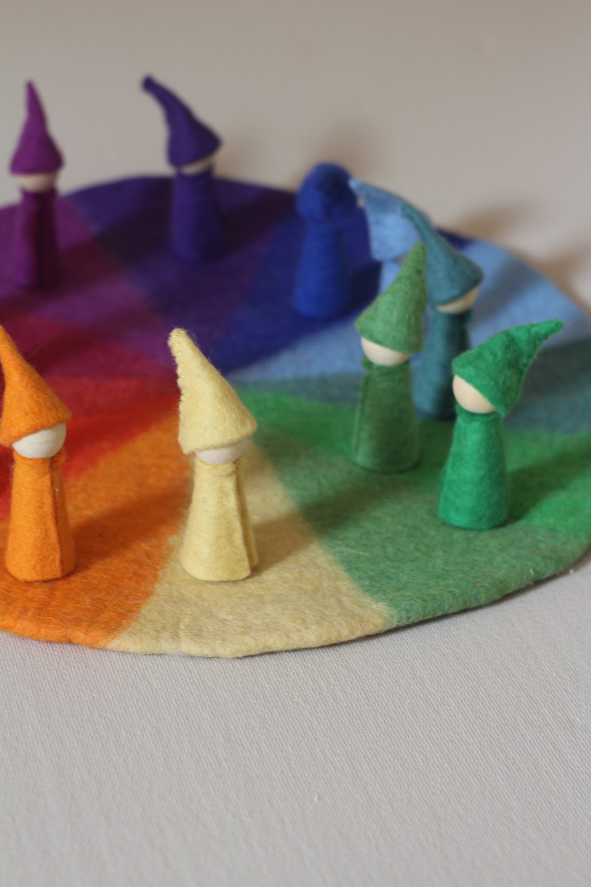 Ronde vilten kleurencirkel van Bauspiel met twaalf kleurvlakken en een diameter van 50 cm met gekleurde poppetjes