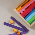 Bauspiel Kombibox K85 met gekleurde bouwplanken en mozaïekstenen in een houten kist