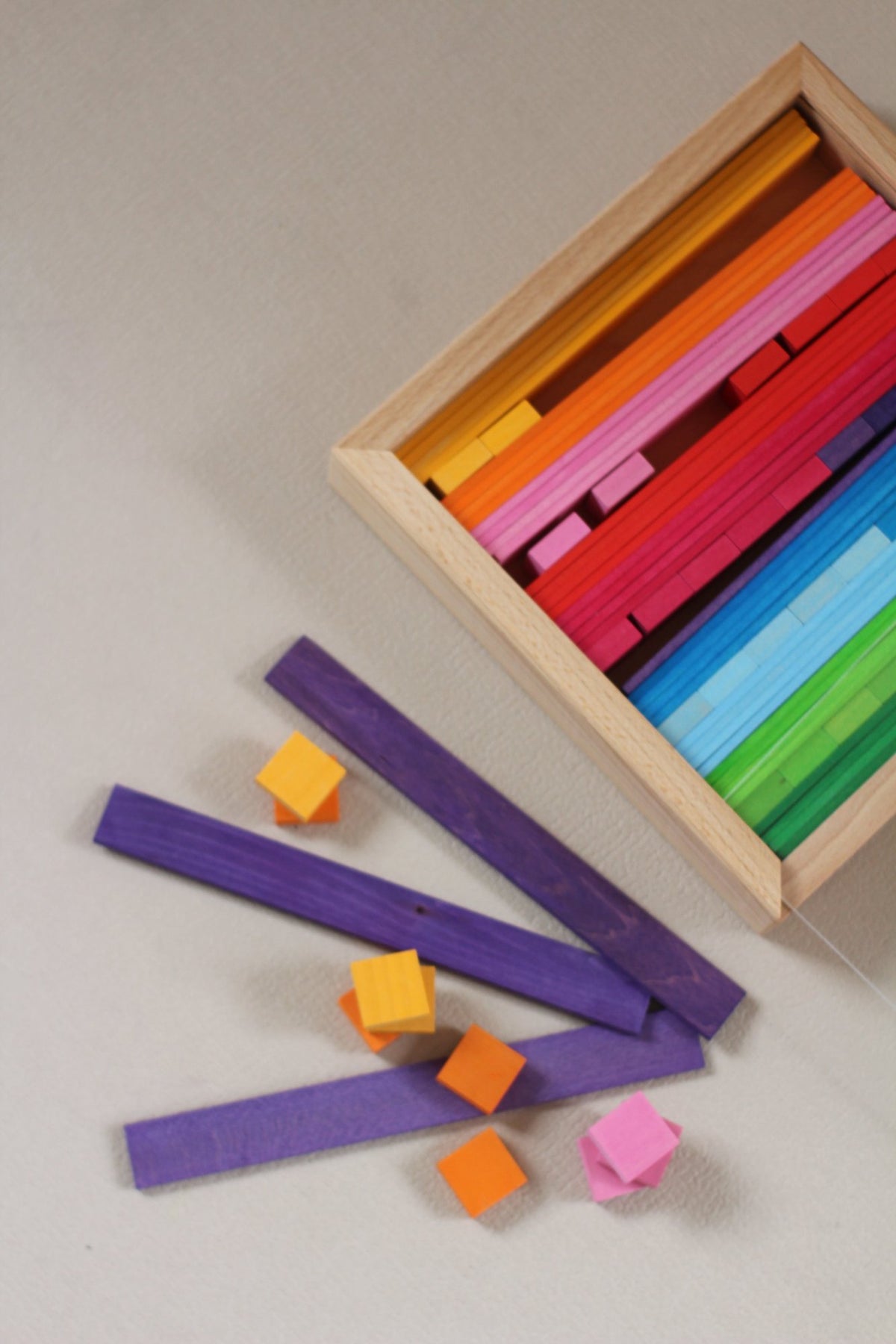 Bauspiel Kombibox K85 met gekleurde bouwplanken en mozaïekstenen in een houten kist