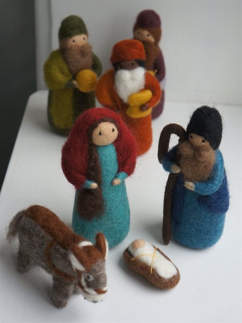 Gamcha vilten kerststal, 7-delig: Jozef, Maria, kindje Jezus, drie wijzen en een ezel
