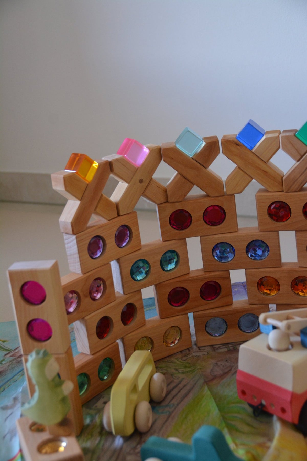 Zestien natuurlijke houten X-vormige bouwblokken van Bauspiel in natuurlijk spel