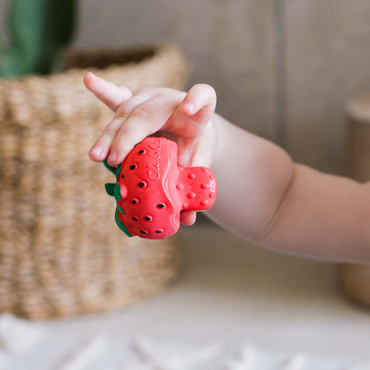 Oli&Carol mini bijtring Sweety the Strawberry, vorm van een aardbei in kinderhand