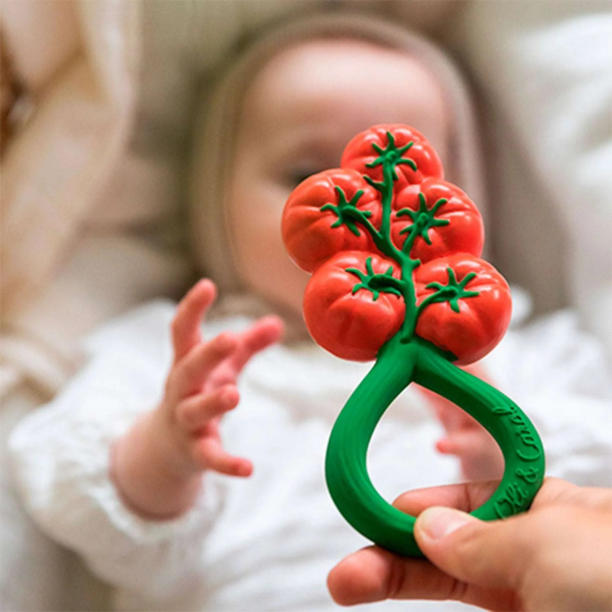 Oli&Carol rammelaar Tomato, ringvorm met tomatentros bij baby