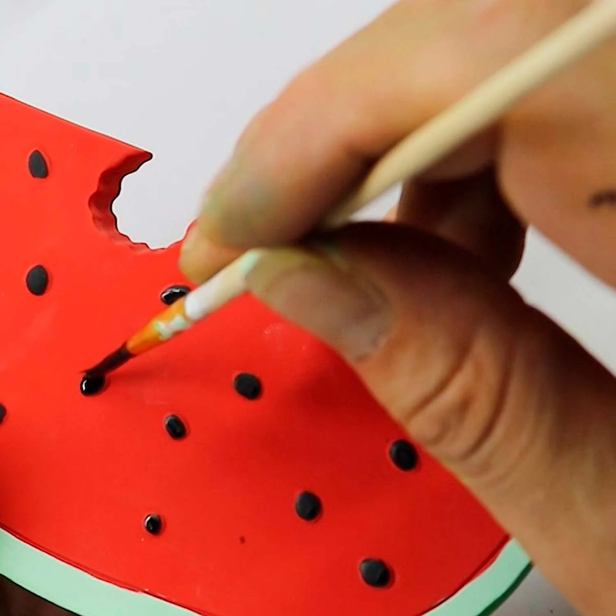 Oli&Carol bijtring Wally the Watermelon, vorm van een aangebeten watermeloenpartje beschilderd