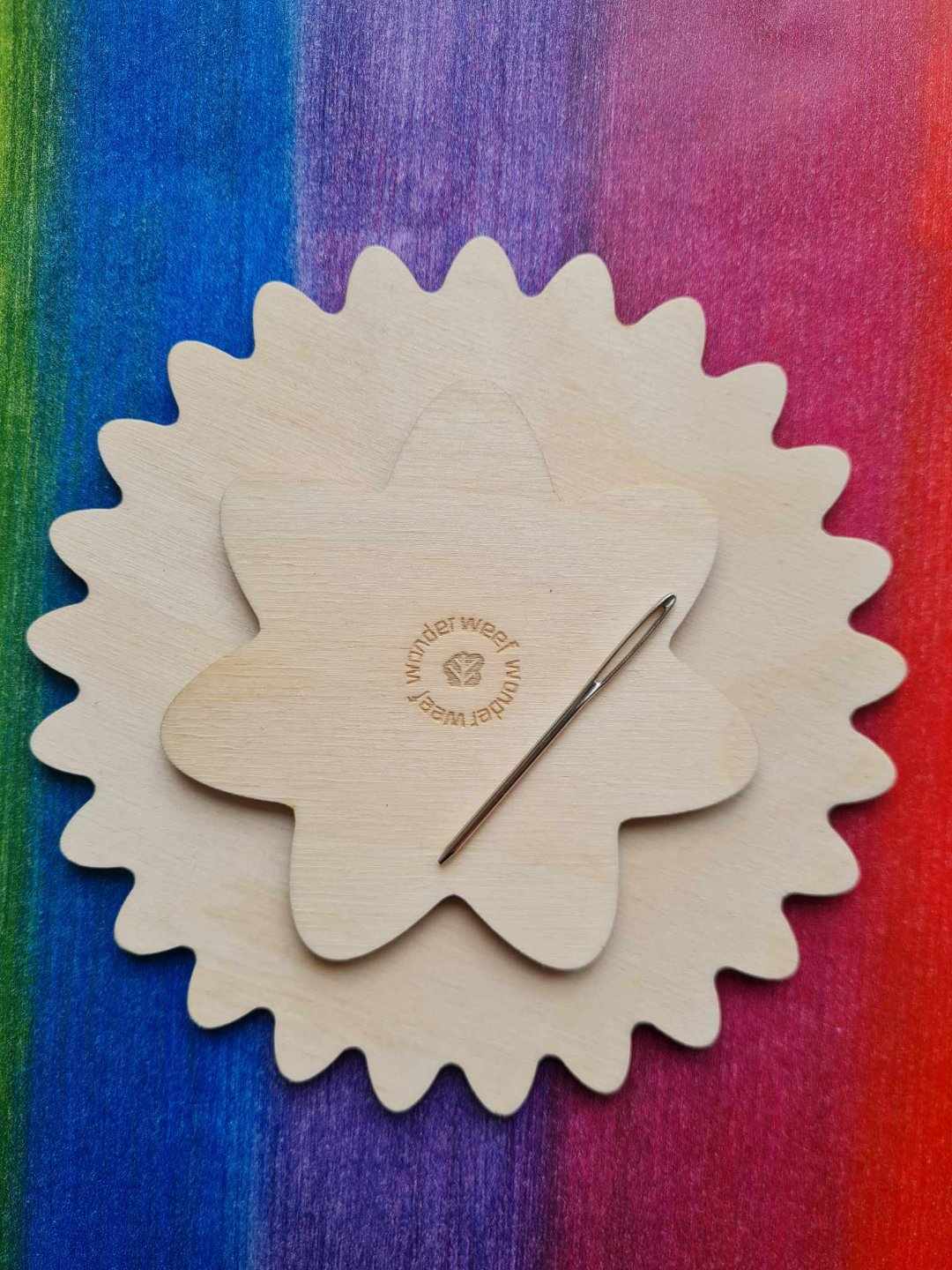 Weefwondertjes van Kleine Knoest: twee houten weefschijfjes en een stopnaald