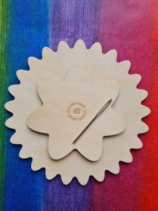 Weefwondertjes van Kleine Knoest: twee houten weefschijfjes en een stopnaald